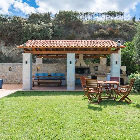 Villa Laga With Pool, 300M To Taverns, Childrens Area, Bbq! Kirianna 外观 照片