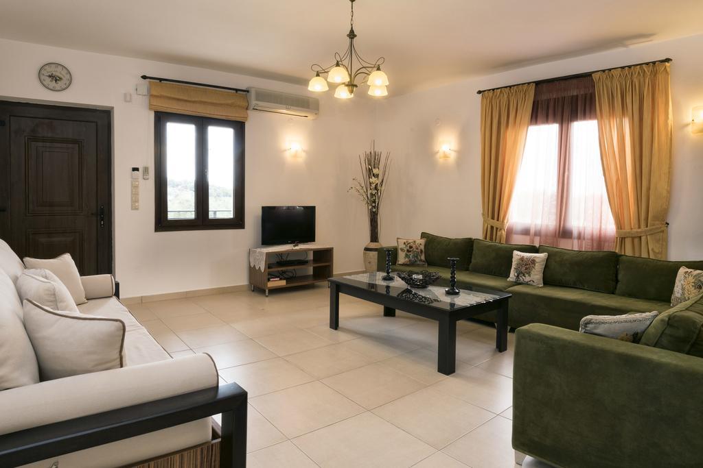 Villa Laga With Pool, 300M To Taverns, Childrens Area, Bbq! Kirianna 外观 照片