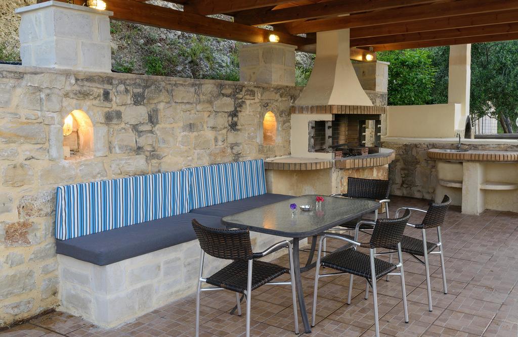 Villa Laga With Pool, 300M To Taverns, Childrens Area, Bbq! Kirianna 外观 照片