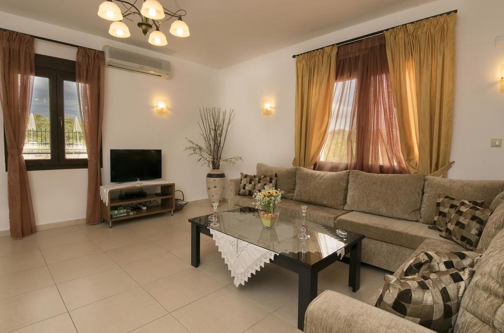 Villa Laga With Pool, 300M To Taverns, Childrens Area, Bbq! Kirianna 外观 照片